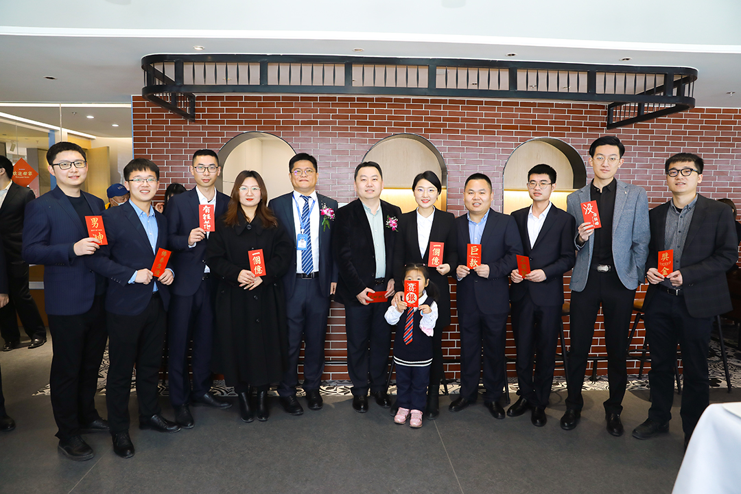 03張總發(fā)紅包.JPG 03張總發(fā)紅包.JPG