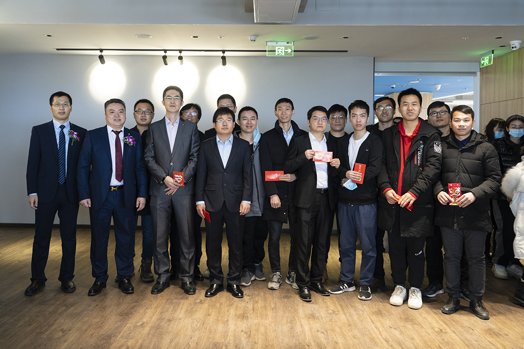 02何總發(fā)紅包.jpg 02何總發(fā)紅包.jpg